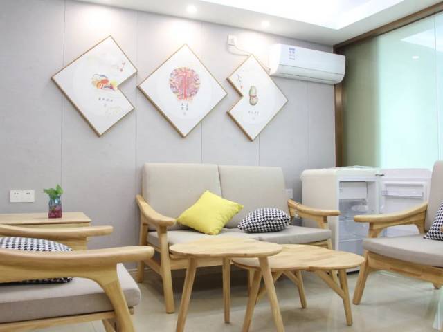 為了保障孕產(chǎn)婦分娩、住院期間的安全，我院?jiǎn)伍g套房、日消管理讓母嬰都能夠安心休養(yǎng)